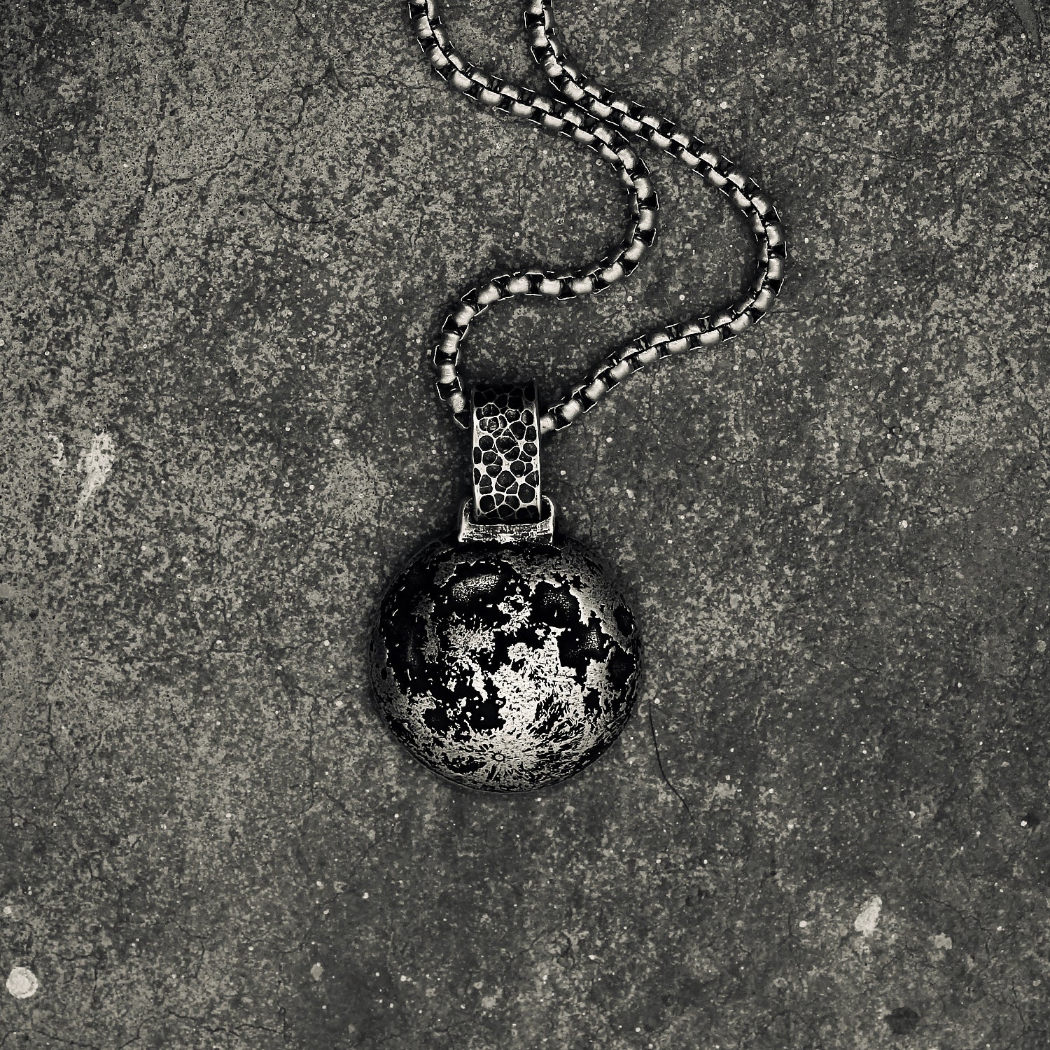 Pendere | Moon